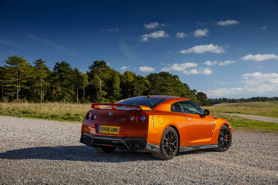  Nissan GT-R 2016 года  (UK) (фото 21 из 25)